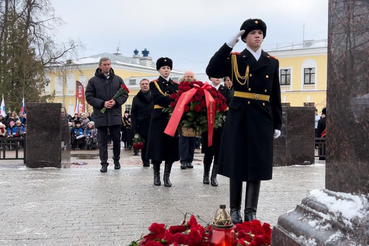 Ныне живущие — всем павшим за Ленинград