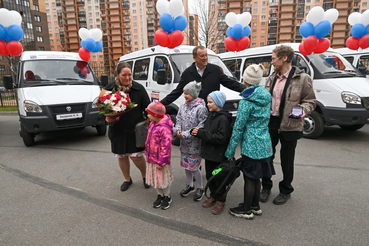 Ленобласть обеспечивает многодетные семьи автомобилями